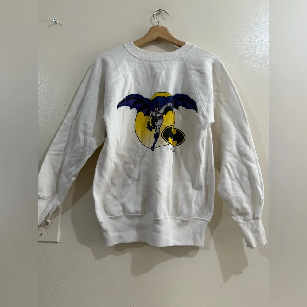 ULTRA SWEATS. Vintage White Crewneck Sweatshirt with Bat Graphic and Yellow
